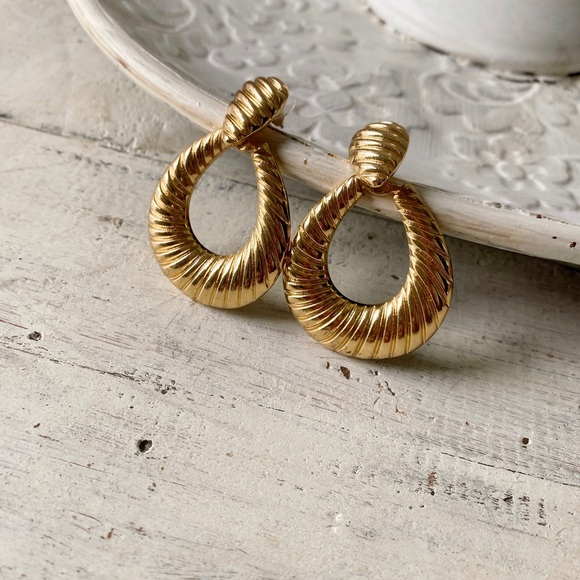 Gold Oval Hoop Detailed Earrings - Picture 2 of 16